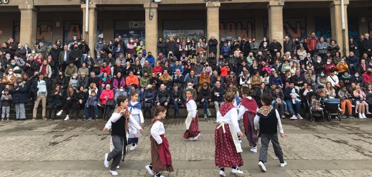 San Fermin Ikastolako dantza taldea Duguna taldearen emankizunean