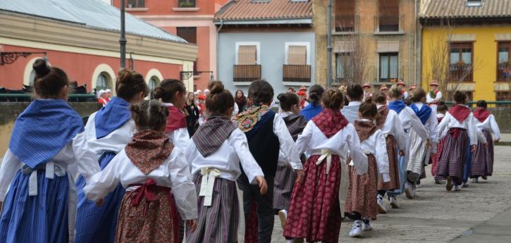 San Fermin Ikastolako dantza taldea Duguna taldearen emankizunean