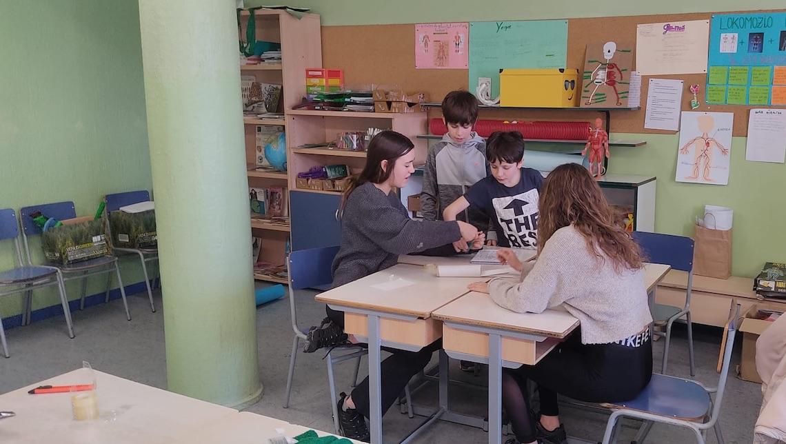 LHko eta DBHko ikasleak elkarlanean San Fermin Ikastola